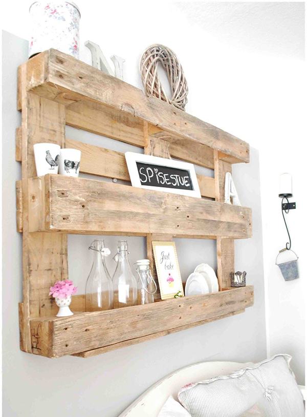 Chiếc kệ gỗ nhỏ xinh này giúp tối ưu công năng và hiện diện mọi nơi . Thiết kế này được làm từ gỗ pallet cũ