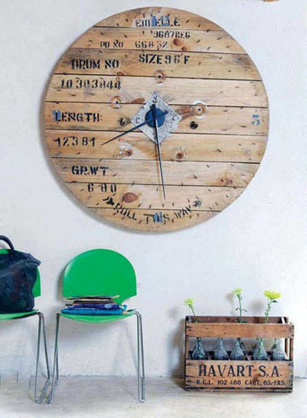 Mẫu đồng hồ ấn tượng này được làm từ gỗ pallet cũ