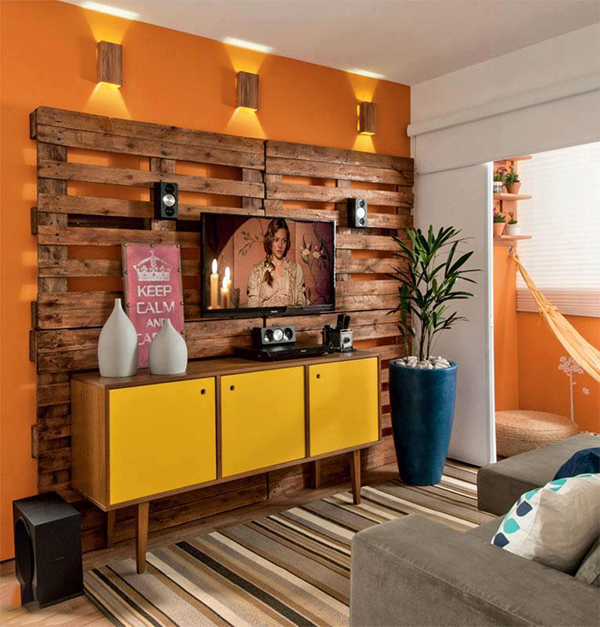 Bộ đèn và tường gỗ là điểm nhấn hoàn hảo trong không gian. Toàn bộ thiết kế này được làm từ gỗ pallet cũ