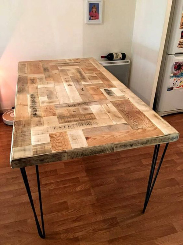 Ghép các thanh gỗ rời rạc đó lại làm mặt bàn