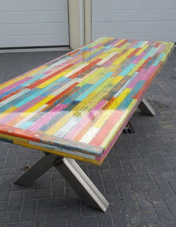 Bàn ăn pallet bảy sắc cầu vồng này có mặt bàn sơn màu đa sắc