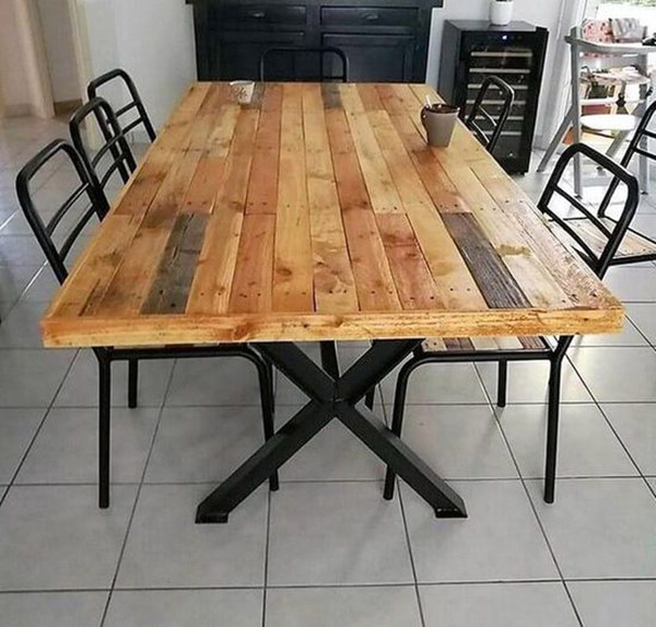 Bàn ăn gỗ pallet phong cách với chân kim loại hình chữ X và ghế kim loại màu đen