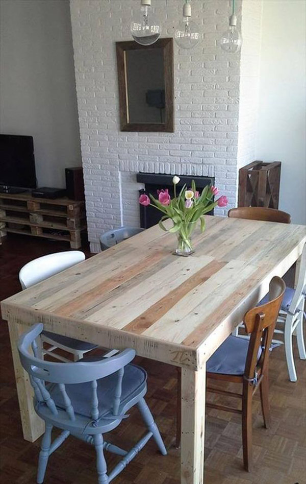 Bàn gỗ pallet đơn giản kết hợp cùng ghế cũ