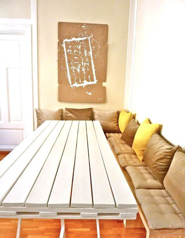 Mặt bàn sơn trắng trẻ trung, chân kim loại mảnh cách điệu