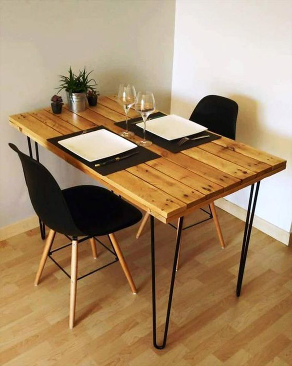 Bàn pallet nhỏ có mặt bàn tông màu ấm đi cùng bộ chân Hairpin sơn đen chắc chắn, sang trọng