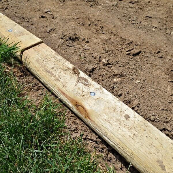 Đóng đinh lớn cố định gỗ để khung không bị dịch chuyển 