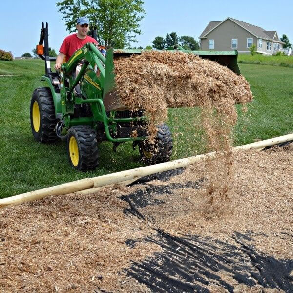 Đổ cát vào sân làm nền mềm 