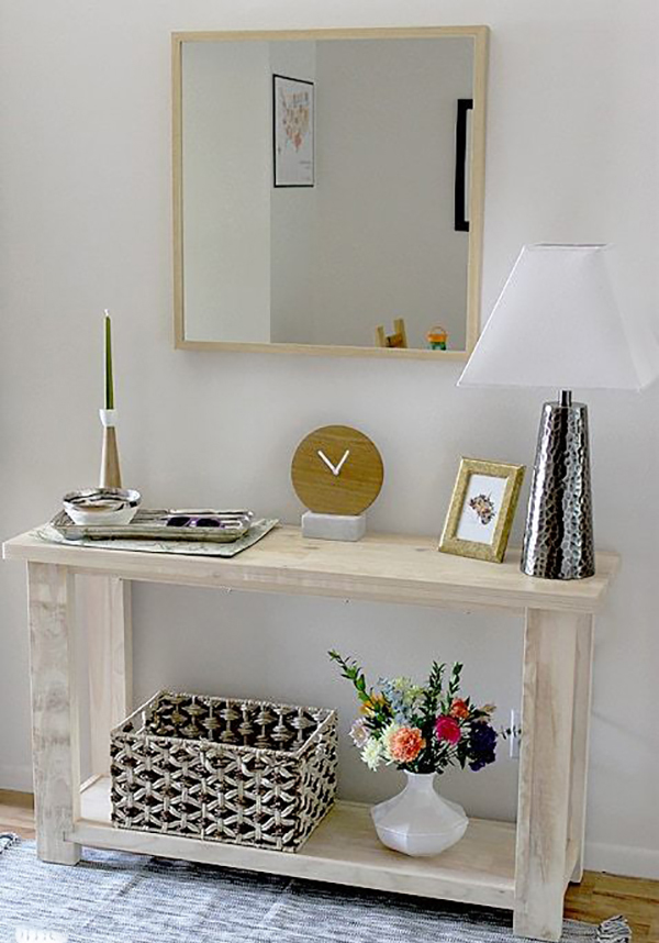 Tận dụng gỗ pallet làm bàn gỗ nhỏ cho lối vào đa năng