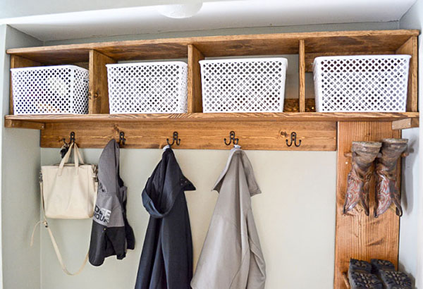 móc treo đồ tích hợp các ngăn chứa đồ và giá treo boots