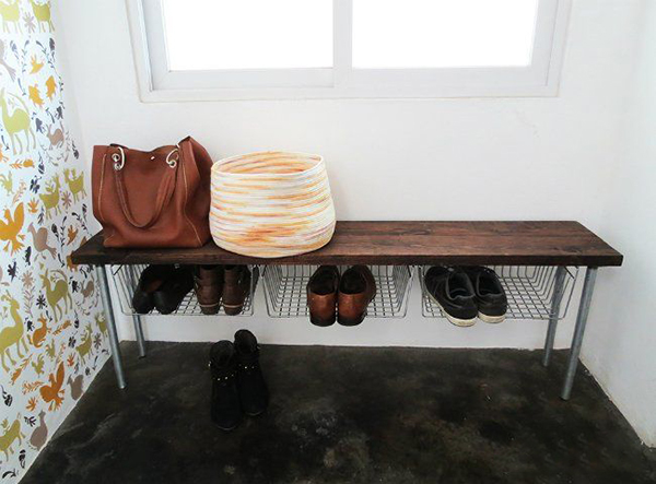 băng ghế tích hợp giỏ đựng giày ở lối vào