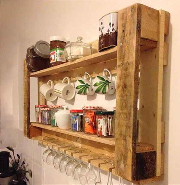 Kệ để đồ bếp tích hợp thêm các giá để ly, tách