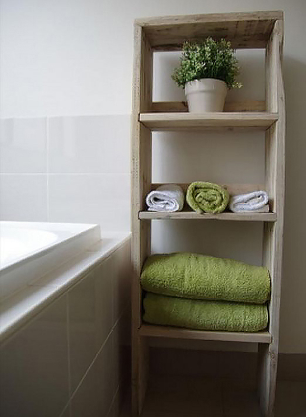 Kệ để khăn nhiều tầng đặt sát bồn tắm