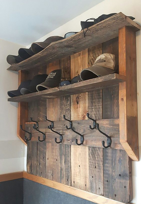 Kệ đặt ở lối vào có ngăn để nón riêng và móc treo đồ