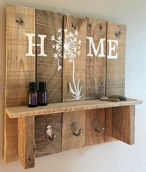 Kệ gỗ pallet trang trí trang nhã với chữ "HOME" cách điệu thêm bông bồ công anh