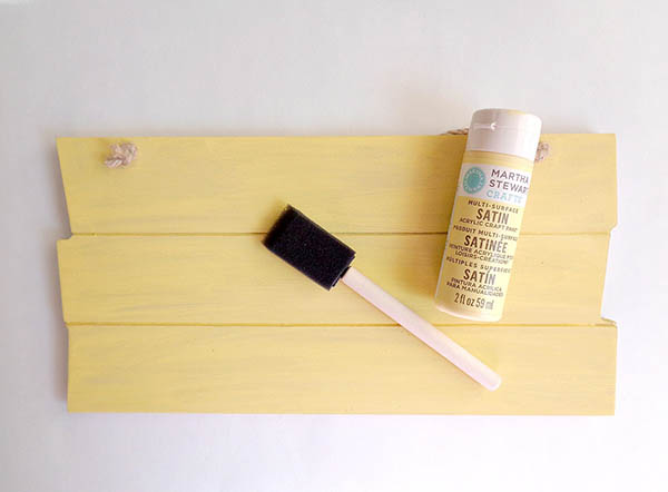 Phủ một lớp sơn nền lên bảng gỗ