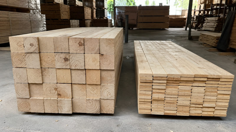 So sánh gỗ thông vuông 100x100mm và ván thông rộng 100mm